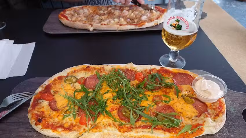 Hevi’s Pizza & Bar